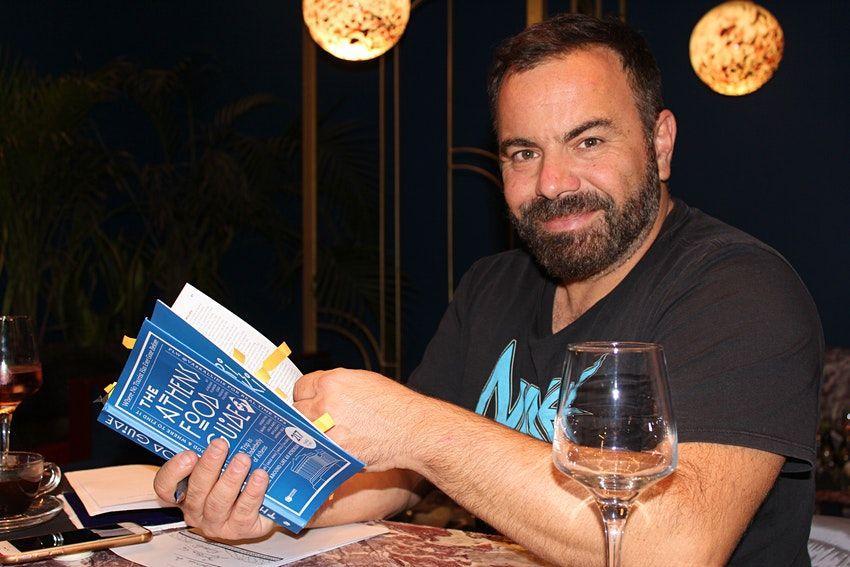 Vassilis Kallidis è stato talvolta definito “l’Anthony Bourdain greco” per il suo approccio allegro e senza regole al cibo © Margarita Gokun Silver /