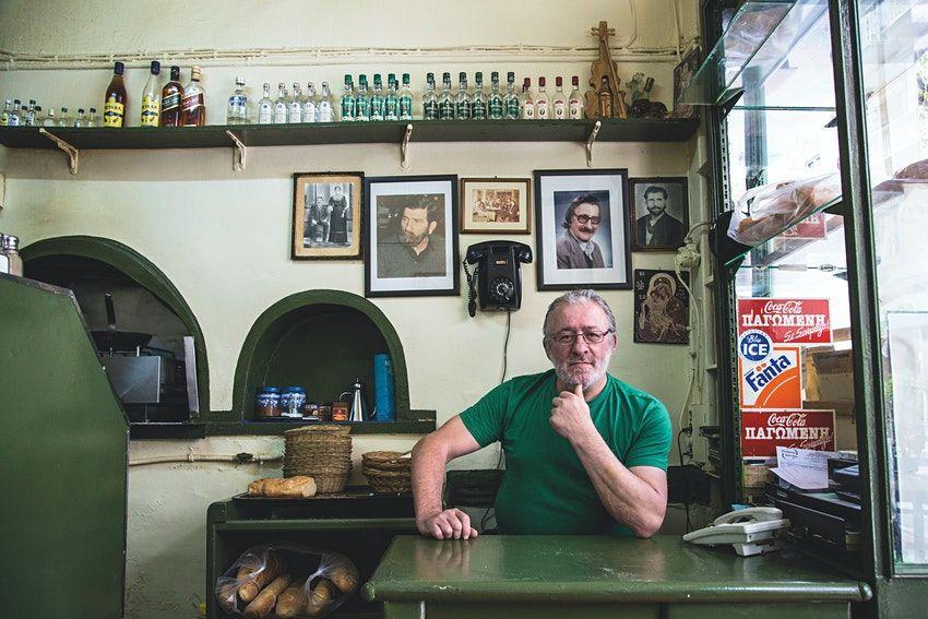 Kapetan Mixalis ha mantenuto il suo fascino, cambiando poco dagli anni ’60 quando era il caffè dell'intellighenzia © Vassilis Kallidis/Lonely Planet
