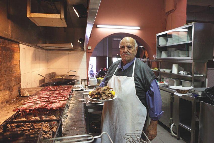 La cucina ateniese è molto varia, c’è di tutto da verdure fresche a carne e pesce grigliati © Vassilis Kallidis / Lonely Planet